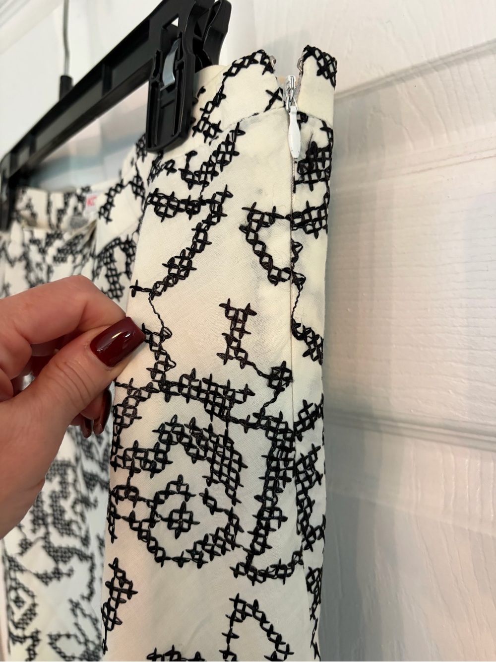 KORS Michael Kors Black Cream Floral Embroidered Cotton Midi Skirt Size 8 - Picture 4 of 5